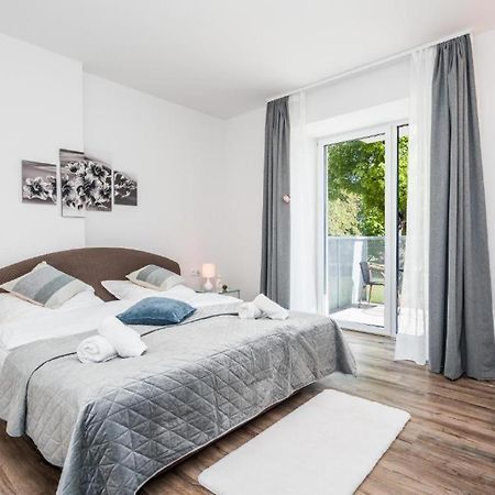 Perla Hradce 101 Apartment ฮราเดตสคราโลเว ภายนอก รูปภาพ
