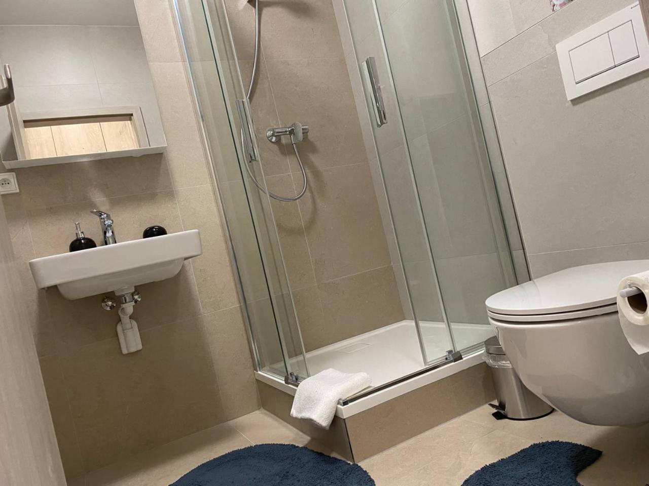 Perla Hradce 101 Apartment ฮราเดตสคราโลเว ภายนอก รูปภาพ