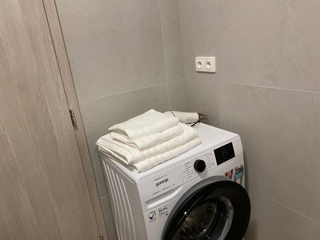 Perla Hradce 101 Apartment ฮราเดตสคราโลเว ภายนอก รูปภาพ