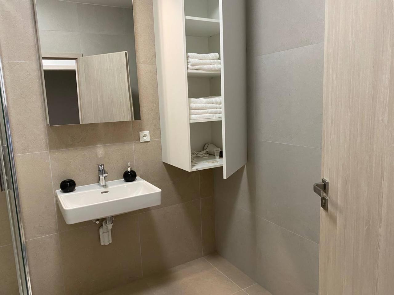 Perla Hradce 101 Apartment ฮราเดตสคราโลเว ภายนอก รูปภาพ