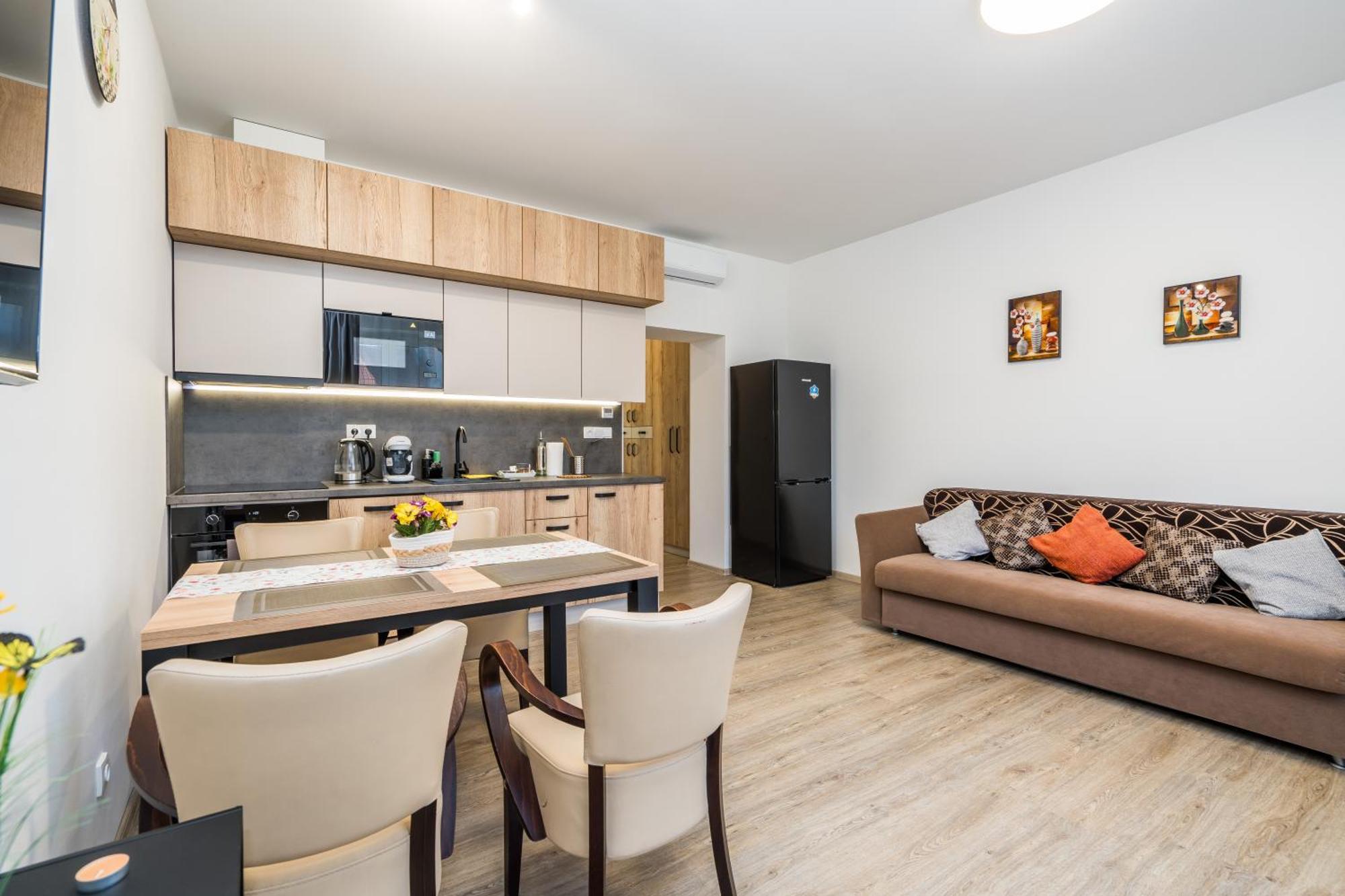 Perla Hradce 101 Apartment ฮราเดตสคราโลเว ภายนอก รูปภาพ