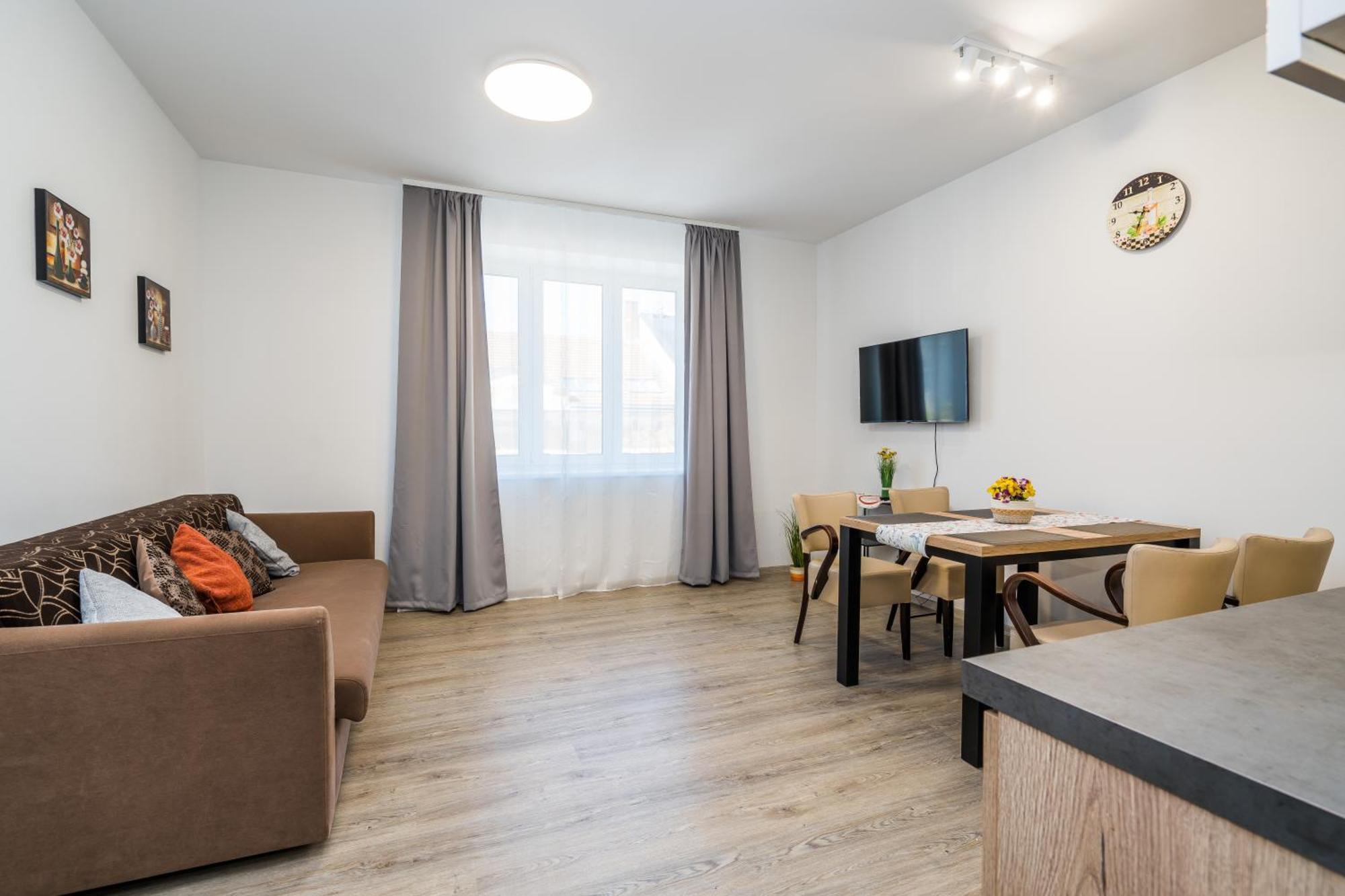 Perla Hradce 101 Apartment ฮราเดตสคราโลเว ภายนอก รูปภาพ