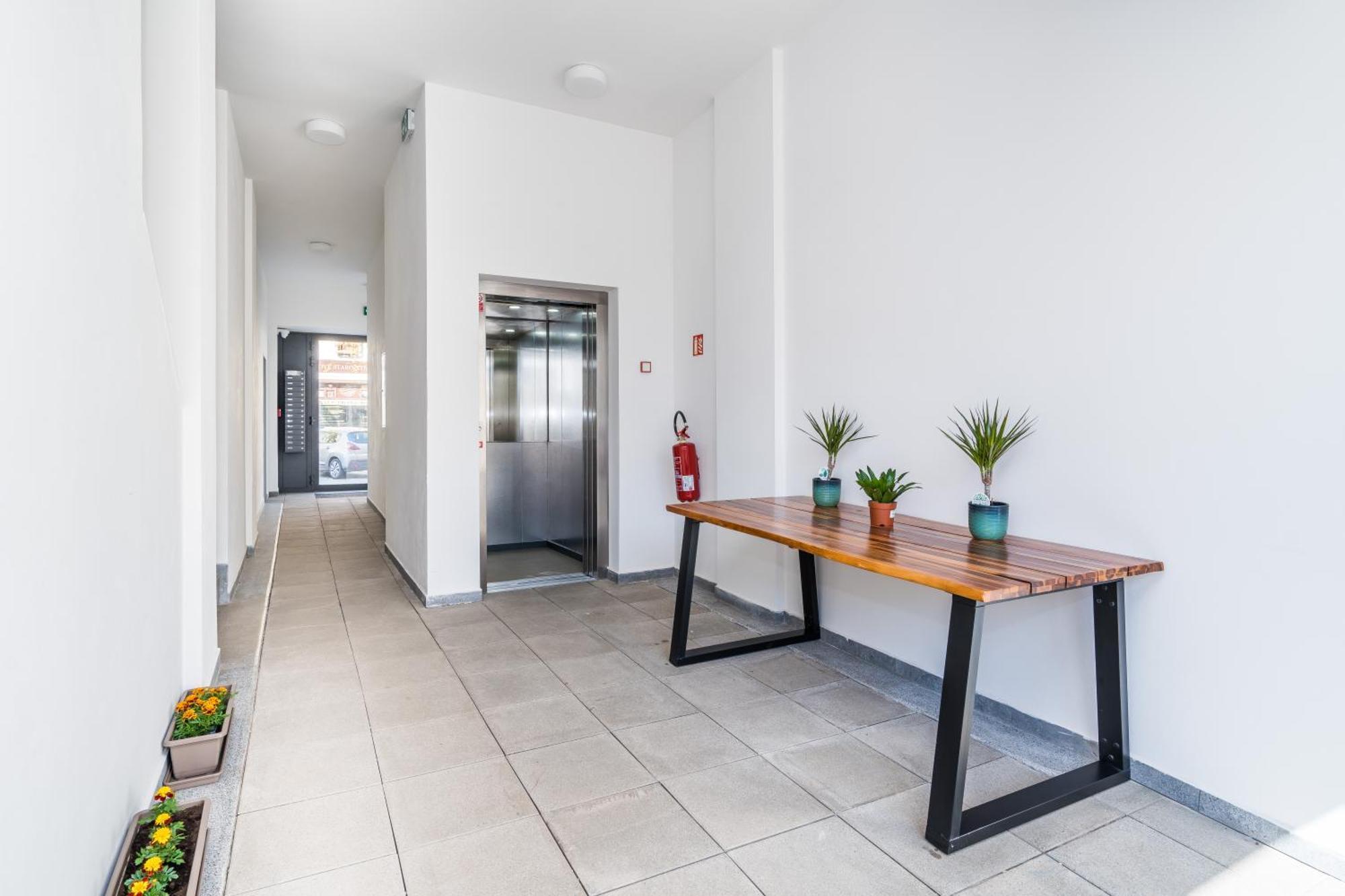 Perla Hradce 101 Apartment ฮราเดตสคราโลเว ภายนอก รูปภาพ