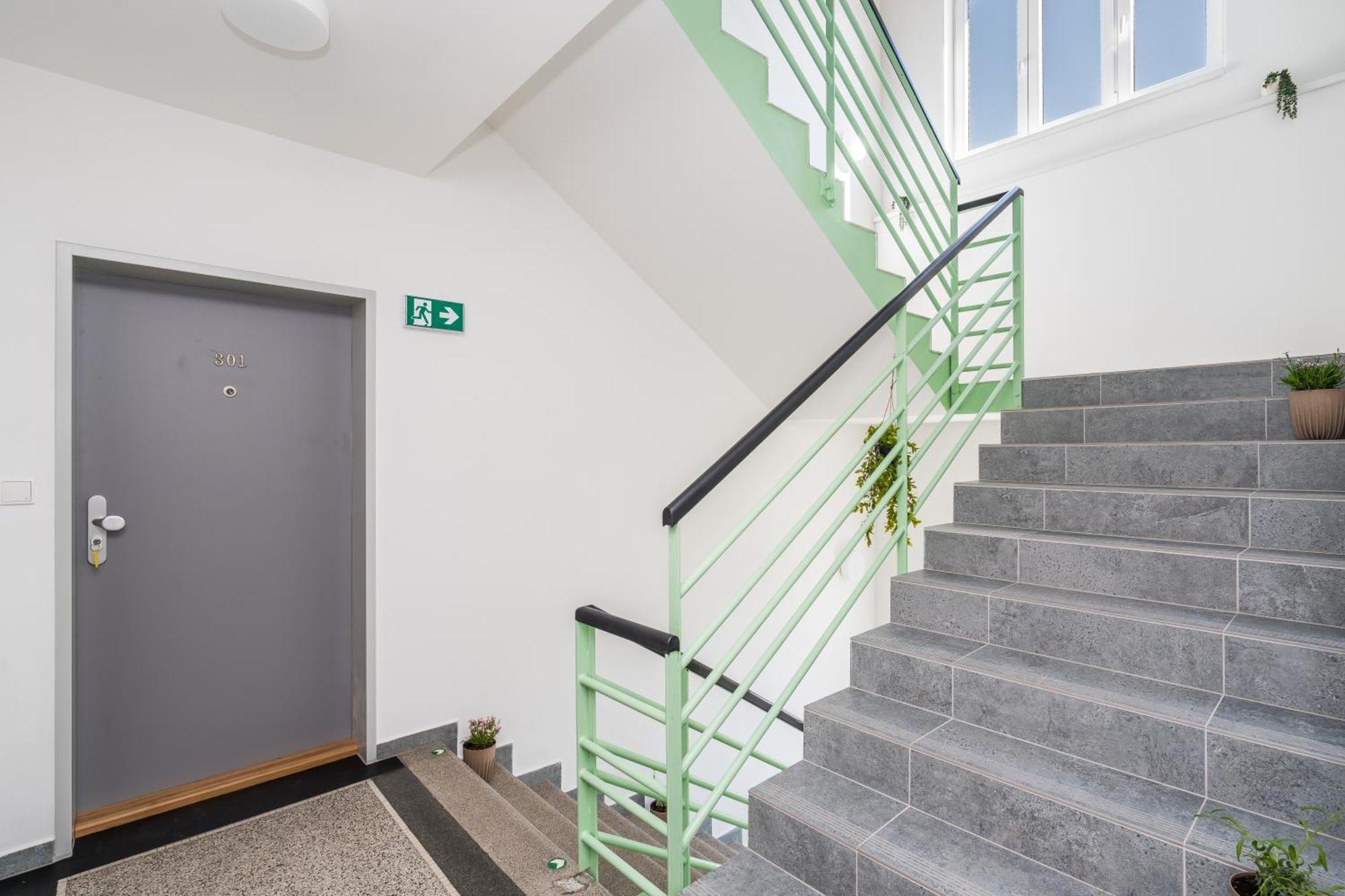 Perla Hradce 101 Apartment ฮราเดตสคราโลเว ภายนอก รูปภาพ