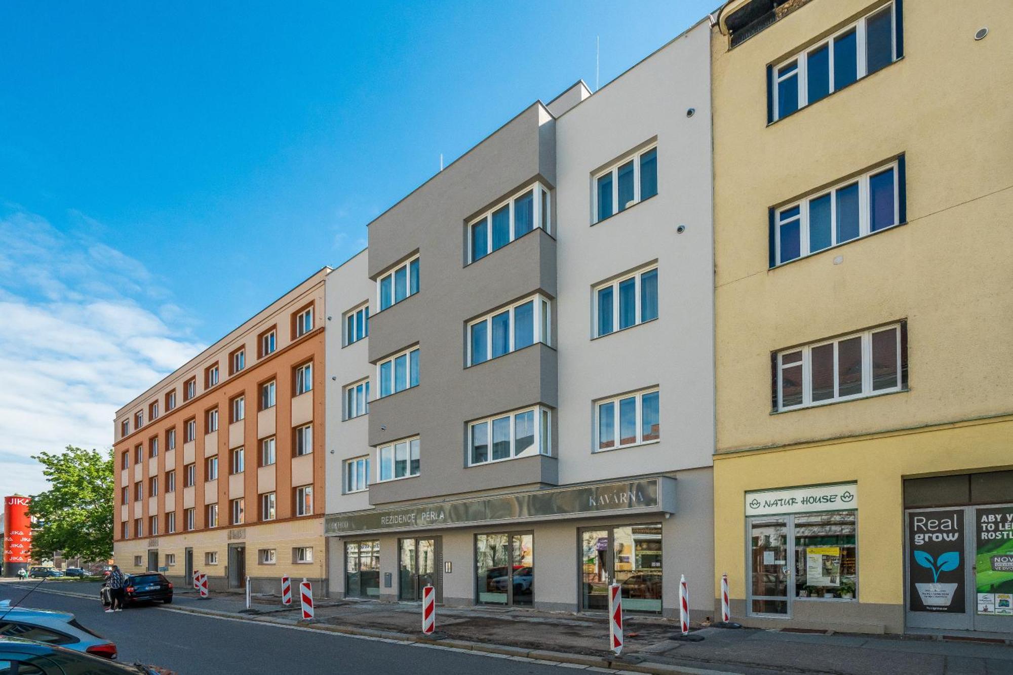Perla Hradce 101 Apartment ฮราเดตสคราโลเว ภายนอก รูปภาพ