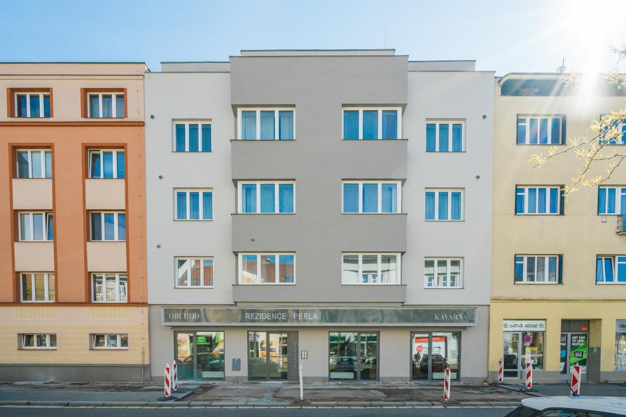 Perla Hradce 101 Apartment ฮราเดตสคราโลเว ภายนอก รูปภาพ