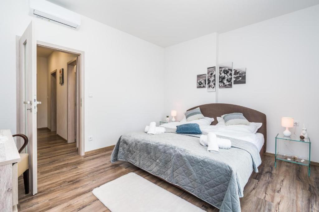 Perla Hradce 101 Apartment ฮราเดตสคราโลเว ภายนอก รูปภาพ