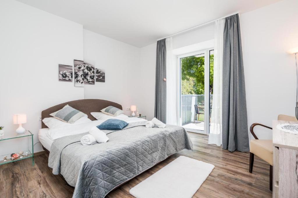 Perla Hradce 101 Apartment ฮราเดตสคราโลเว ภายนอก รูปภาพ